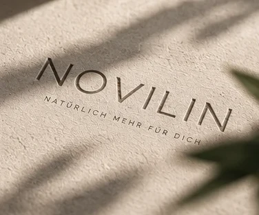 Geprägte Wortmarke Novilin auf Naturpapier